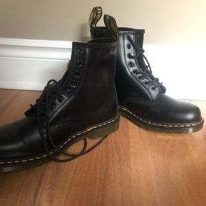 Dr. Martens 1460 SMOOTH LEATHER LACE UP BOOTS